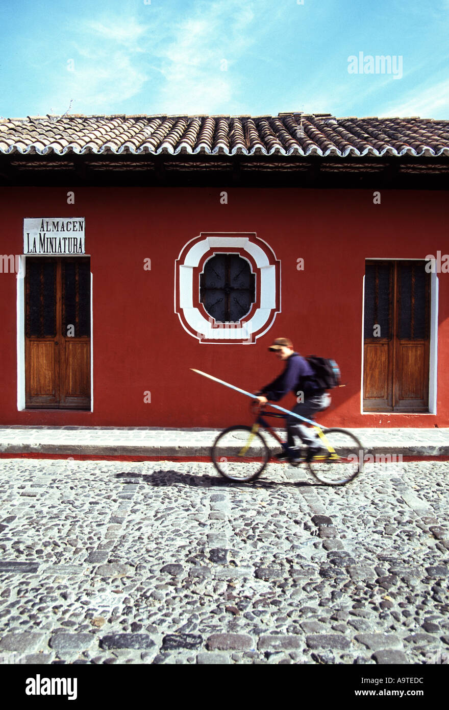 Escena de una calle Antigua Guatemala Foto de stock