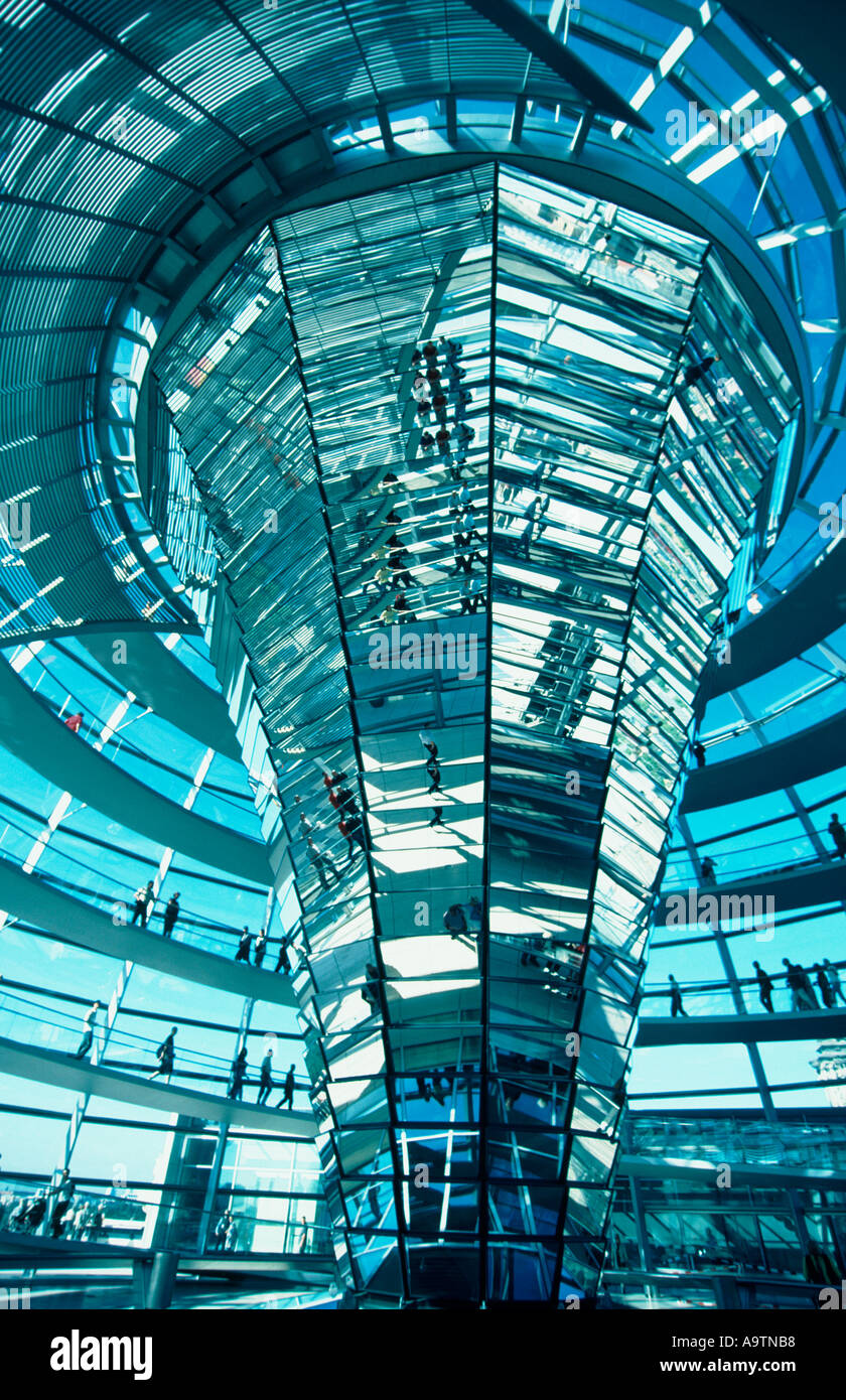 La cúpula del Reichstag de Berlín por Norman Forster interieur Foto de stock
