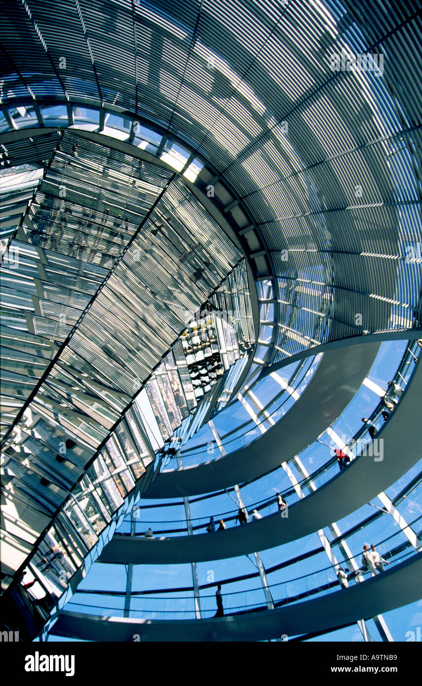 La cúpula del Reichstag de Berlín por Norman Forster interieur Foto de stock