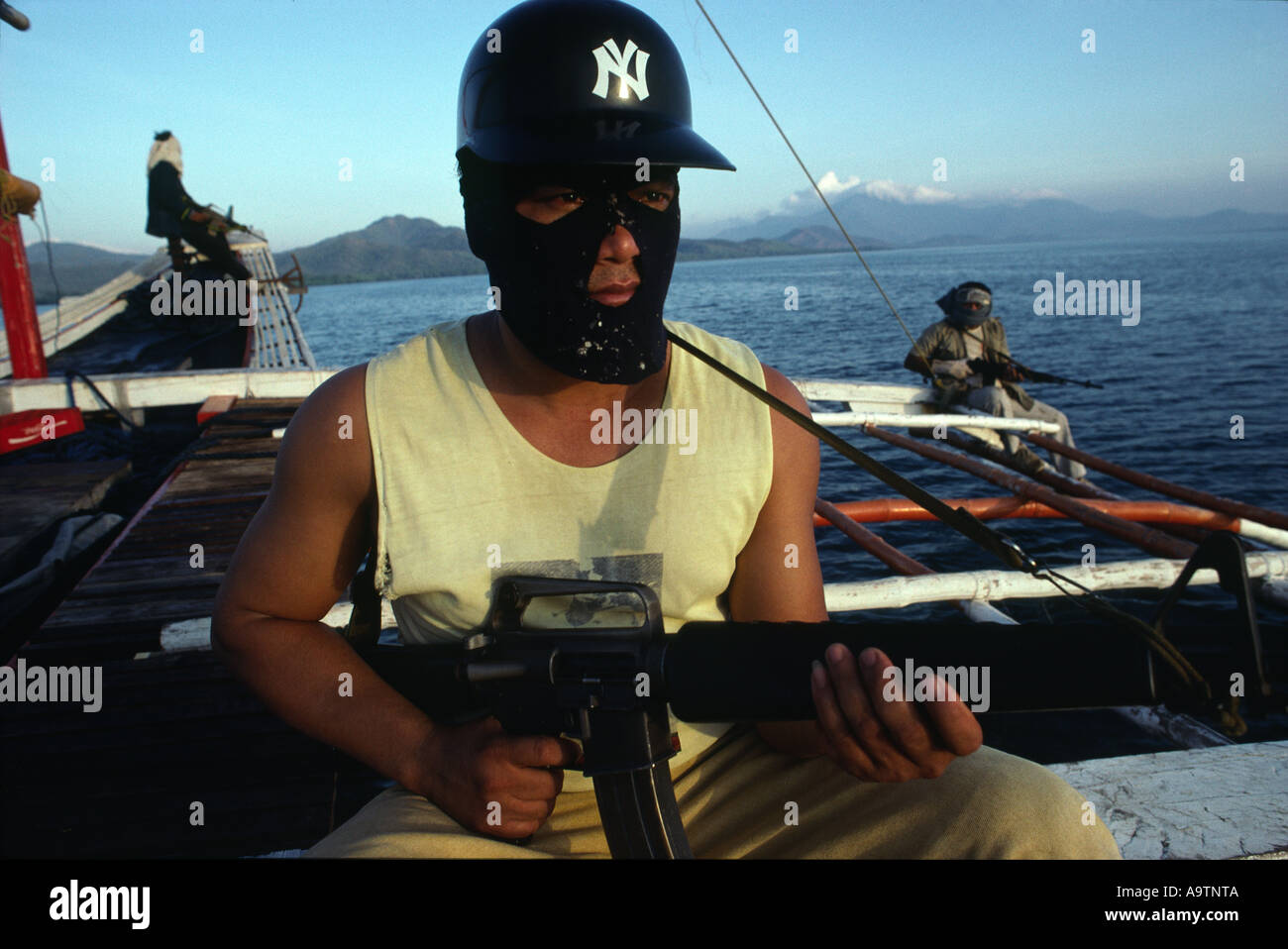 Pirate Tony mantiene una mirada, armado con un M16. Foto de stock