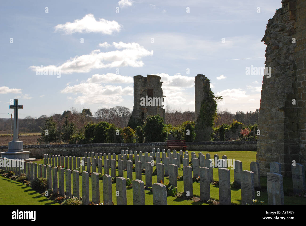 Restos de la casa de los abades y cementerio de Kinloss Abbey, Moray