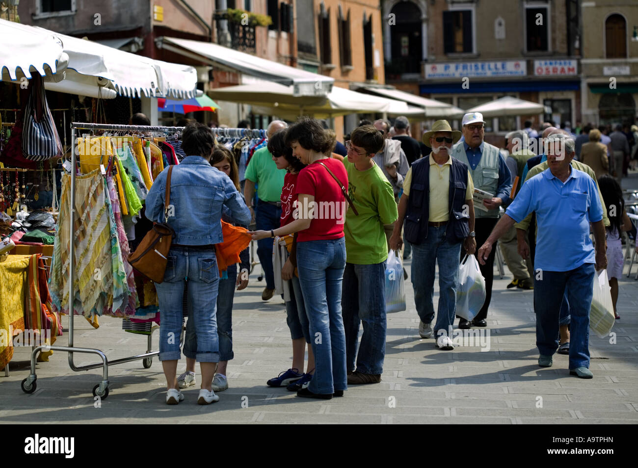 La gente local mirando ropa en un puesto en el mercado, Venecia Italia, Europa Foto de stock
