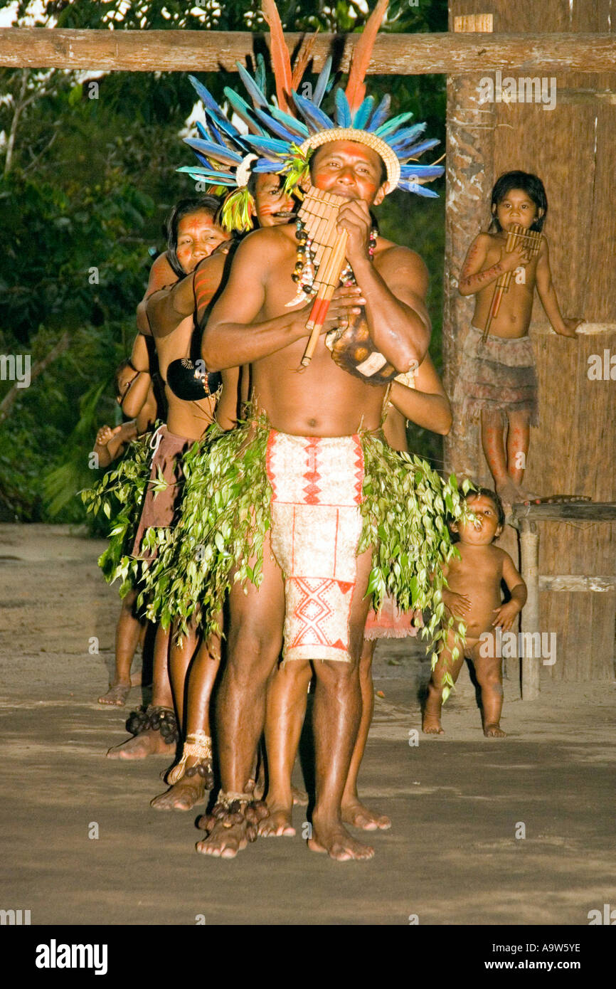 Danza tradicional de la tribu Taruma Dessanos Río estado de Amazonas