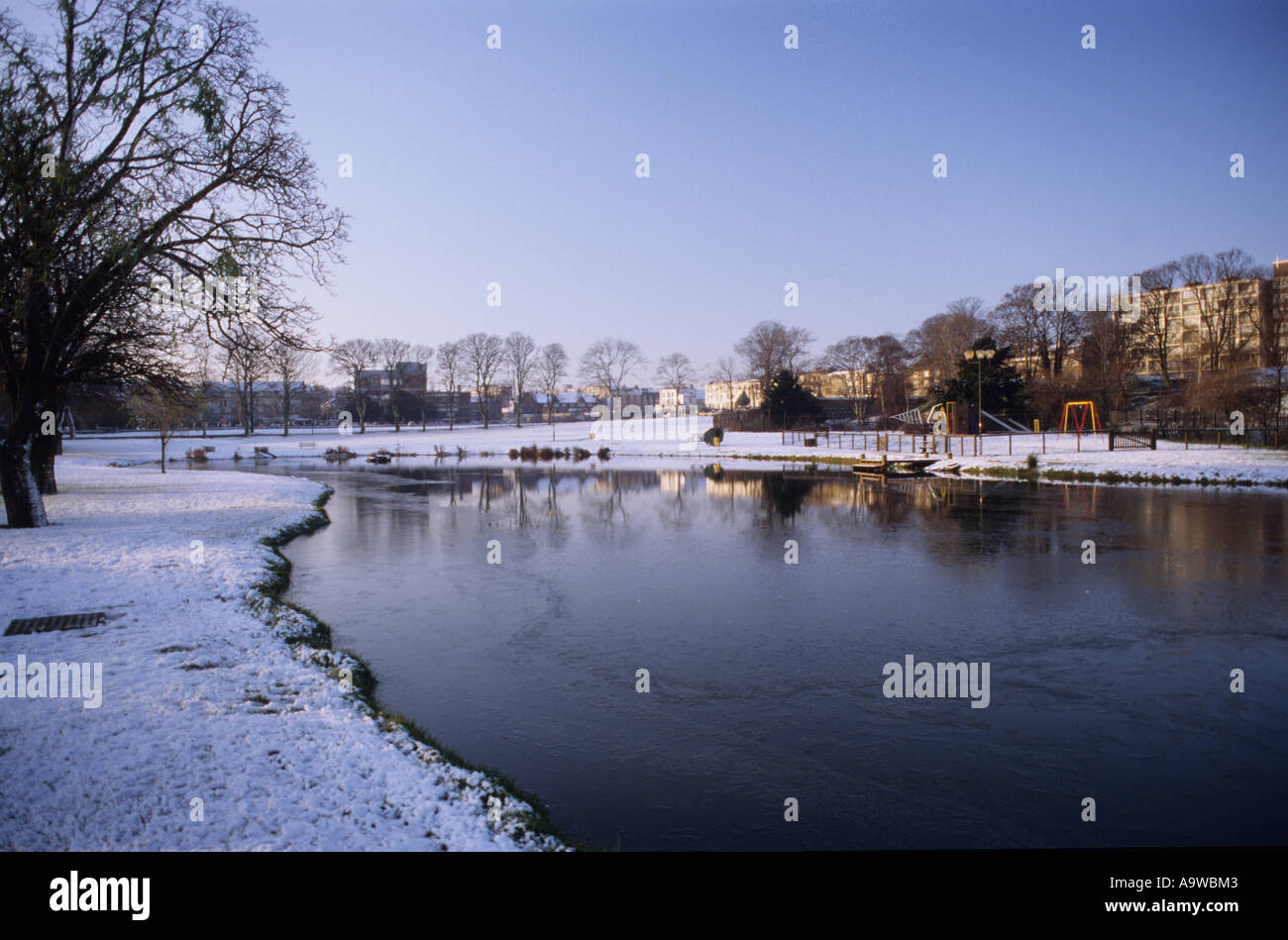 Bote el paseo del estanque en Gravesend en la nieve Foto de stock