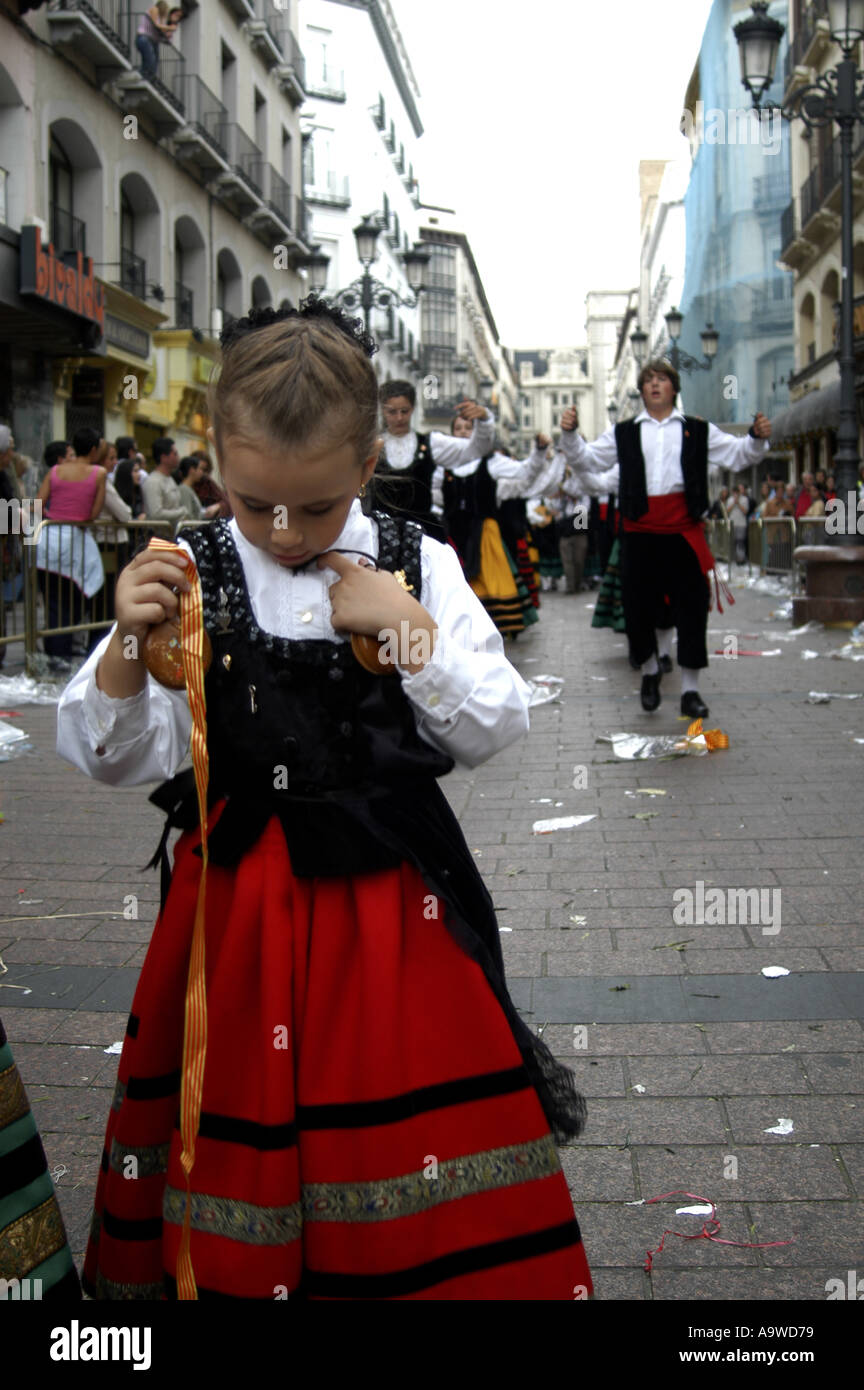 Niña vestida con el traje típico durante el Pilar la celebración las fiestas tradicionales de la ciudad de Zaragoza, Aragón España Fotografía de stock - Alamy