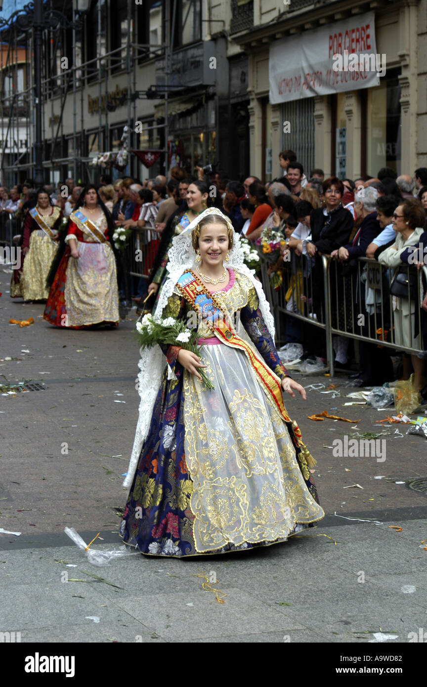 Niña vestida con el traje típico durante el Pilar la celebración de las fiestas tradicionales de la de Zaragoza, España Nano Calvo escrito Visual Fotografía de - Alamy