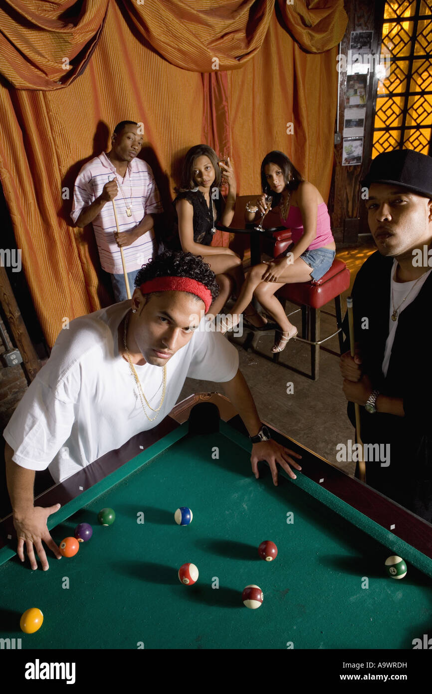 Retrato de hombres jóvenes en la moda hip-hop, apoyada contra la mesa de  pool Fotografía de stock - Alamy