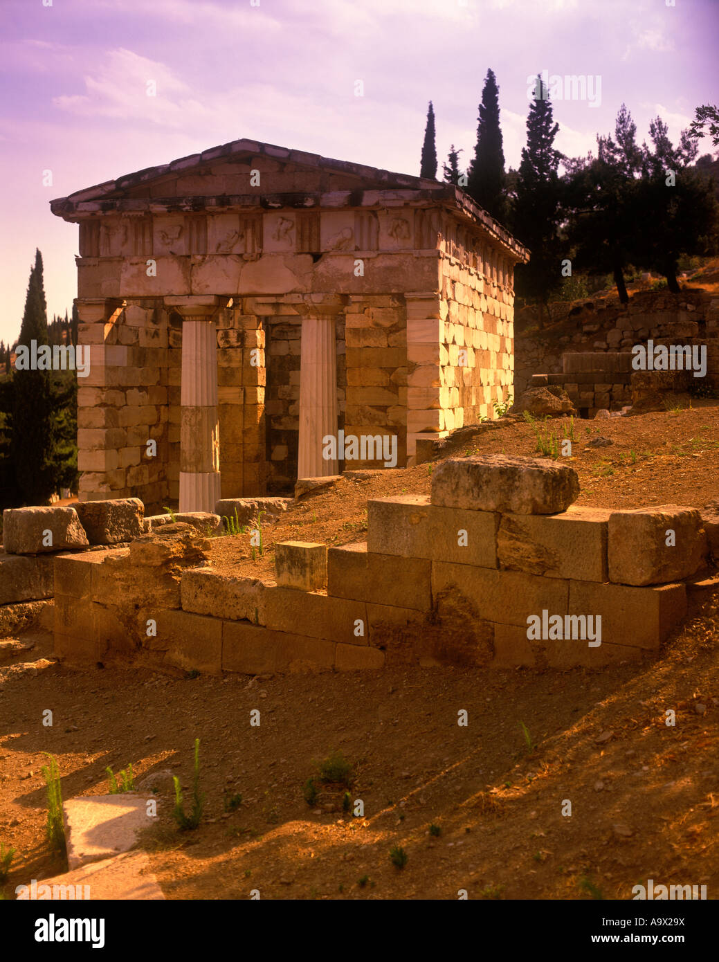 Tesoro de los atenienses ruinas DELPHI Grecia Fotografía de stock Alamy