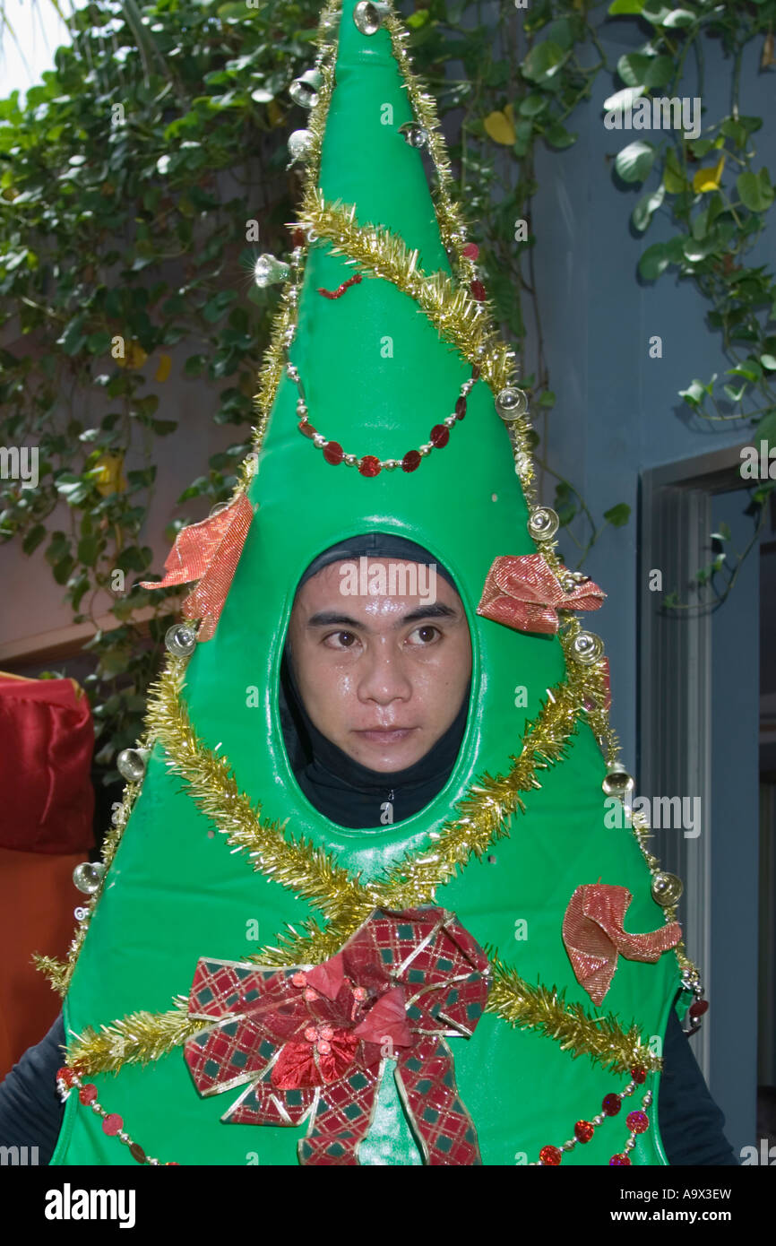 Hombre vestido con traje de árbol de navidad Fotografía de stock - Alamy