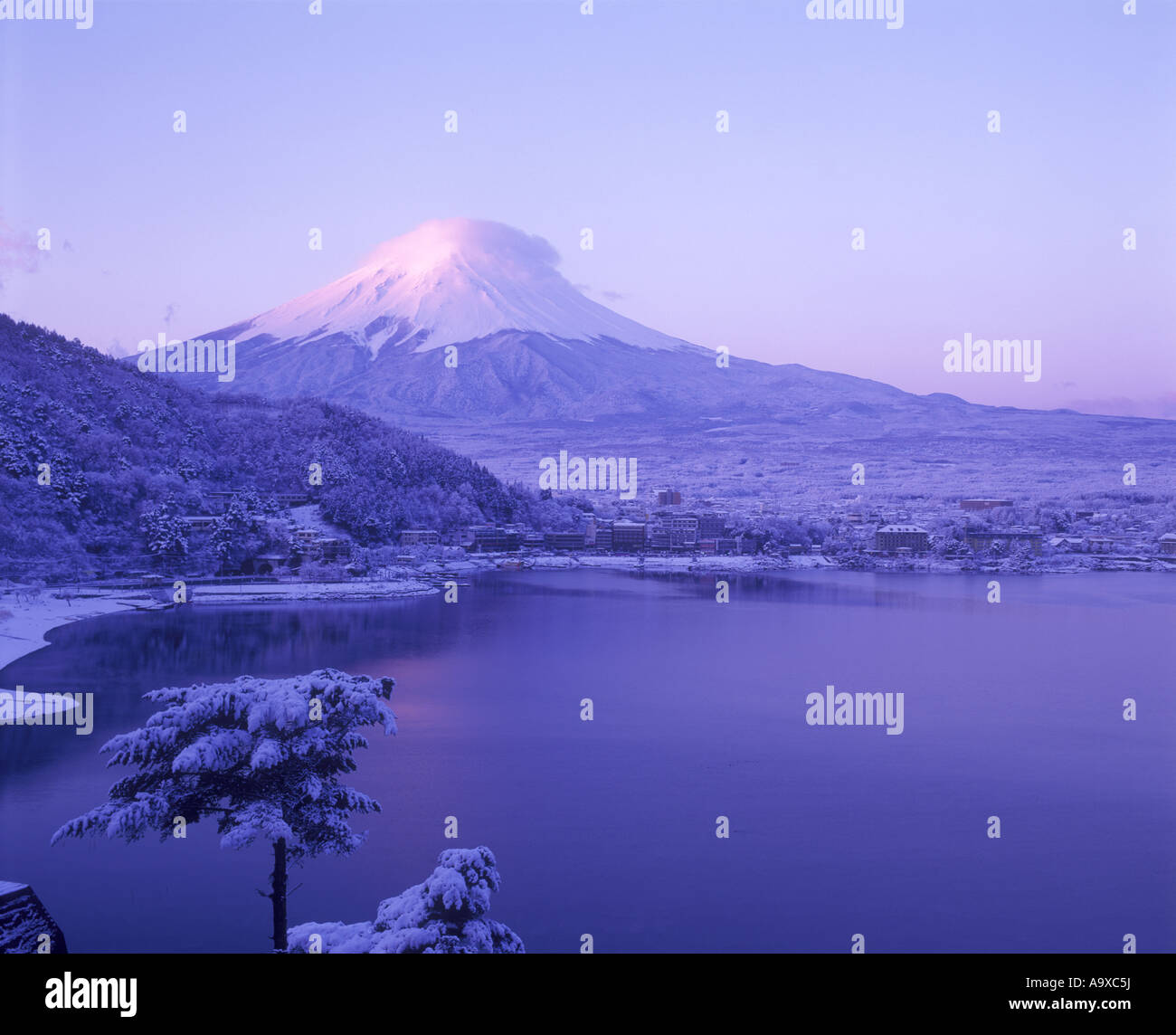 La nieve cubrió el monte Fuji el Lago Kawaguchi FUJI HAKONE IZU JAPÓN PARQUE NACIONAL Foto de stock