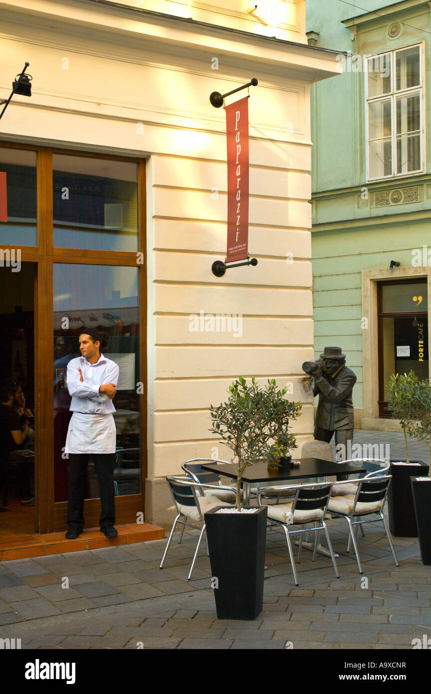 En frente del restaurante Paparazzi Bratislava Eslovaquia UE Foto de stock