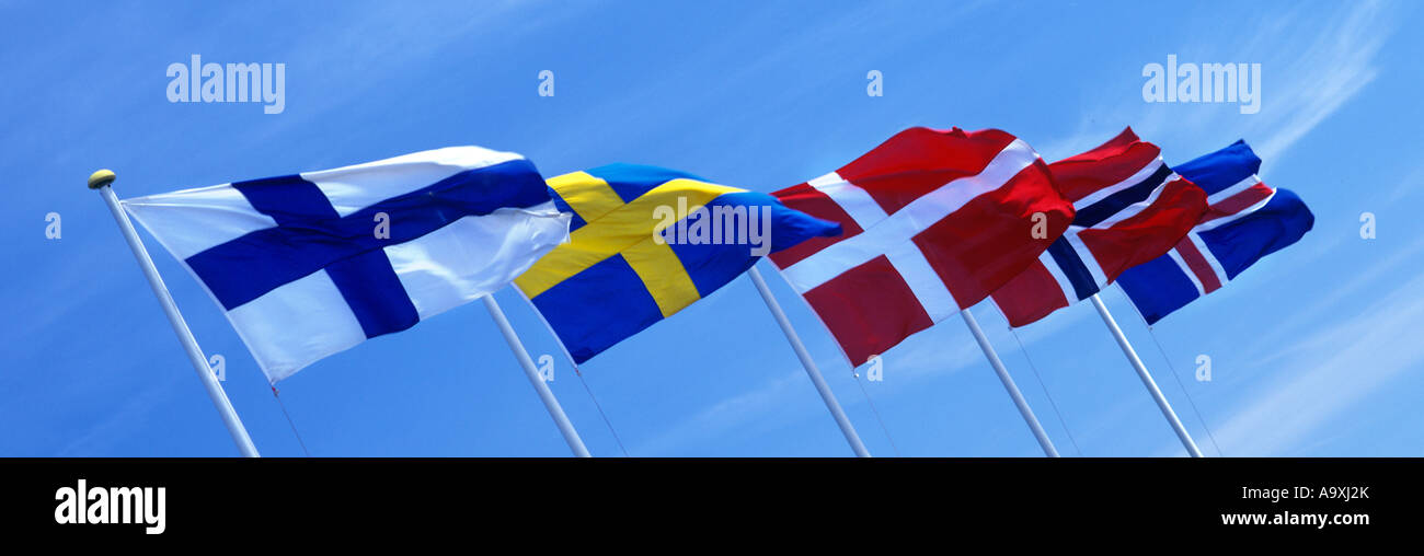 Fila de Scandinavian banderas flameando en la bandera polacos Finlandia Suecia Dinamarca Noruega Islandia Foto de stock