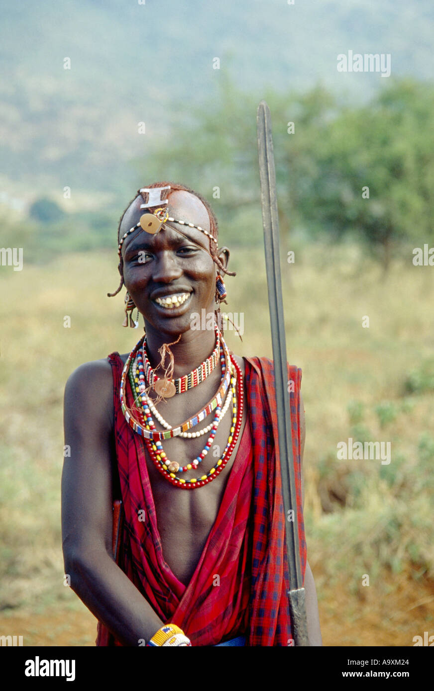 Las joyas de los masai, sosteniendo la lanza, Kenia, Masai Mara National  Reserve, Nov.01 Fotografía de stock - Alamy
