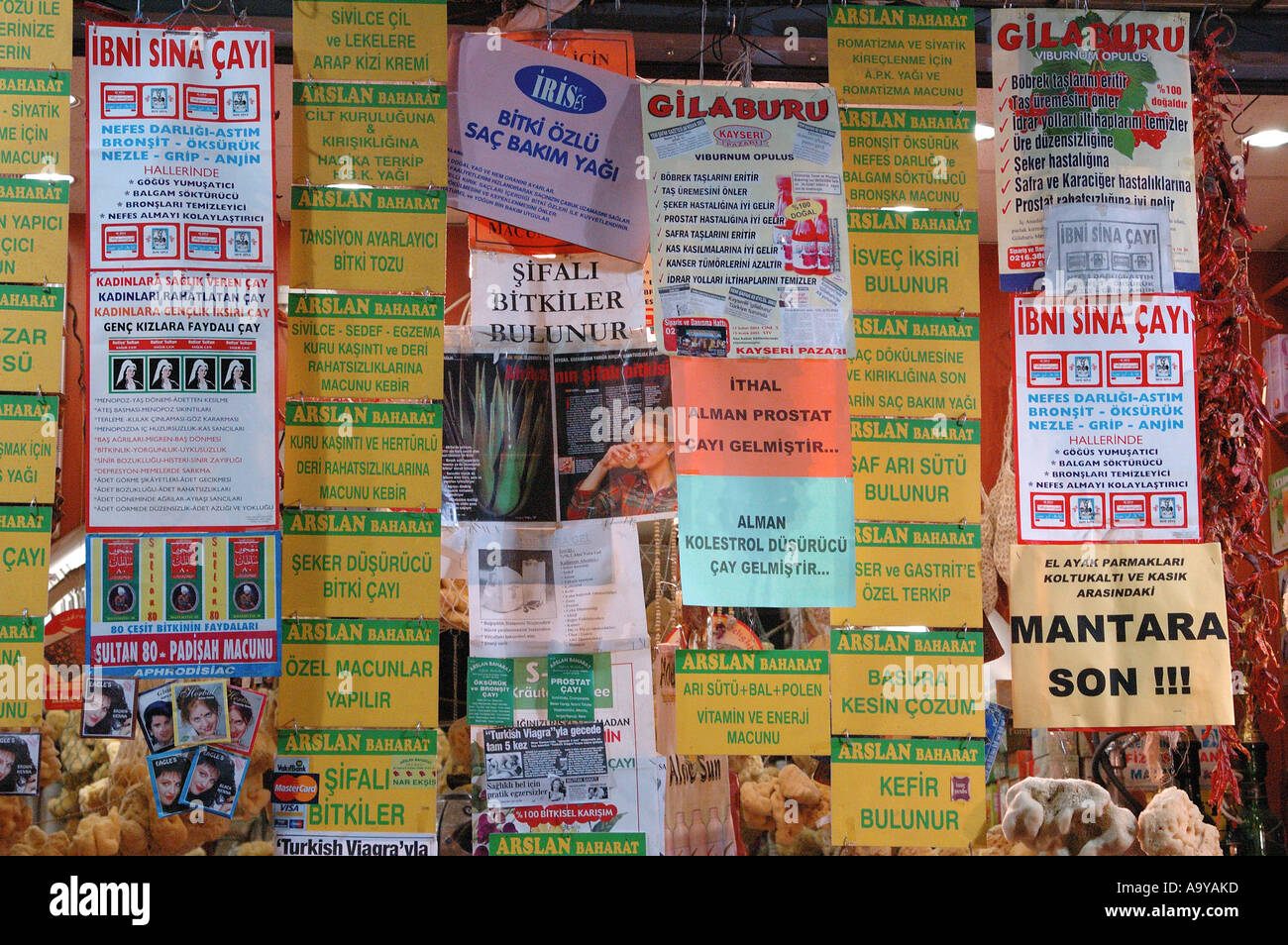 Folletos publicitarios colgando en una pantalla en el mercado de las especias, Estambul, Turquía Foto de stock