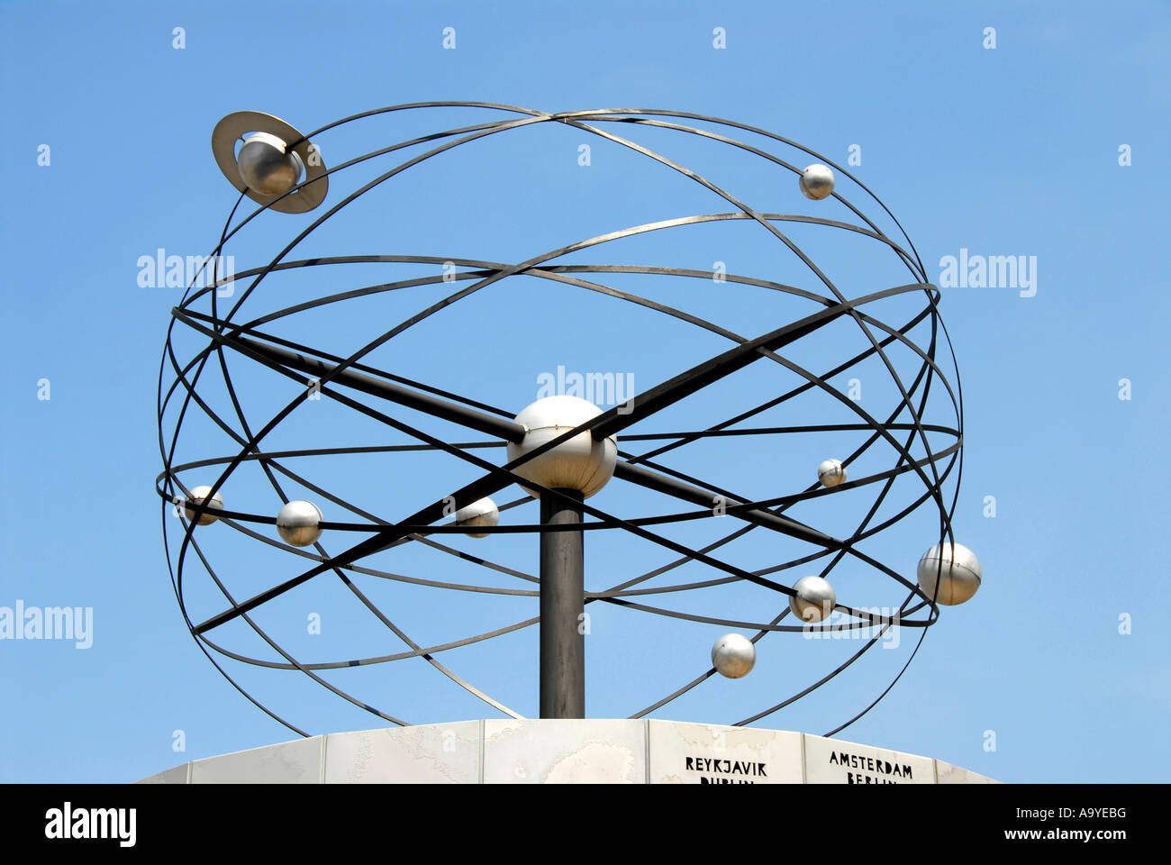 Sistema Solar con planeta orbita Weltzeituhr Reloj Mundial Alexanderplatz Berlin Alemania Foto de stock