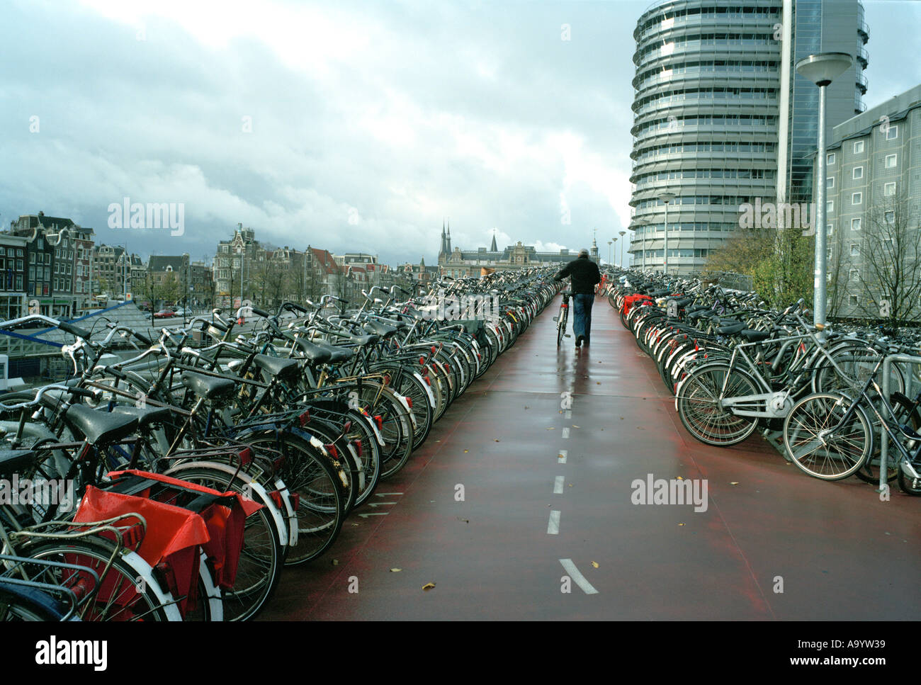 Varios pisos de estacionamiento de bicicletas en Amsterdam Foto de stock