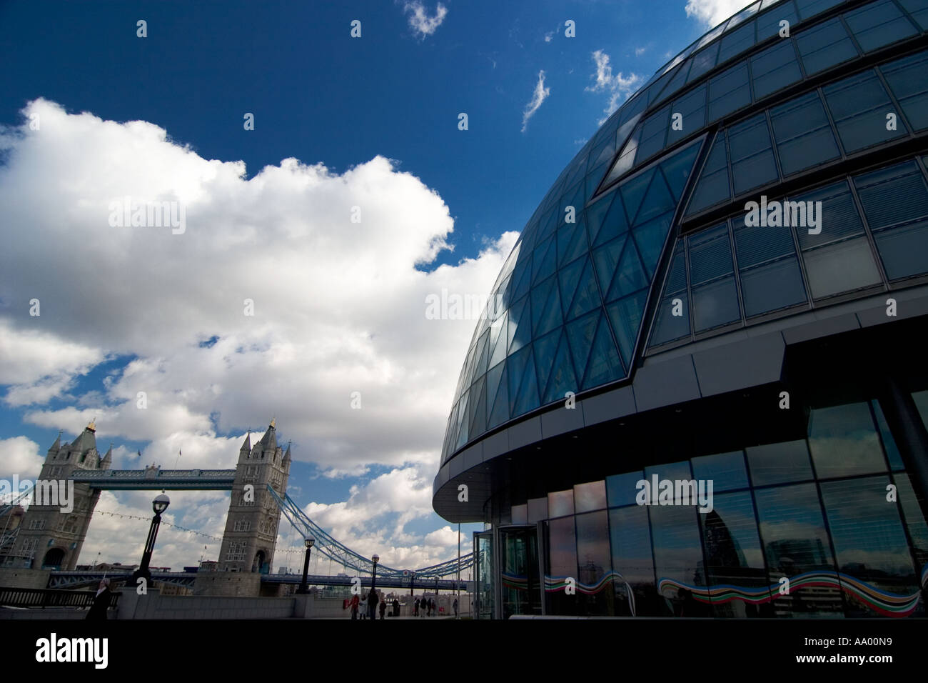 La Greater London Authority o edificio nuevo ayuntamiento de Londres por el Tower Bridge Inglaterra Foto de stock