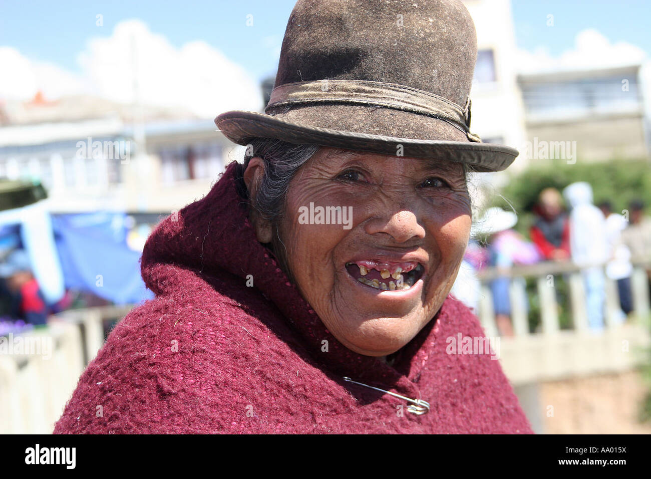 Mujer Boliviana tradicional usando un sombrero en Llallagua, Potosí, Bolivia  Fotografía de stock - Alamy