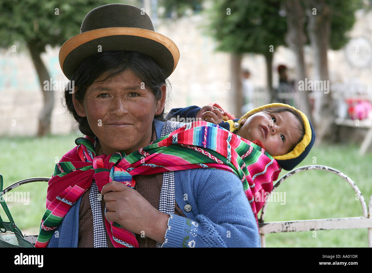 Mujer Boliviana tradicional usando un sombrero ( sombrero) & Child  Fotografía de stock - Alamy