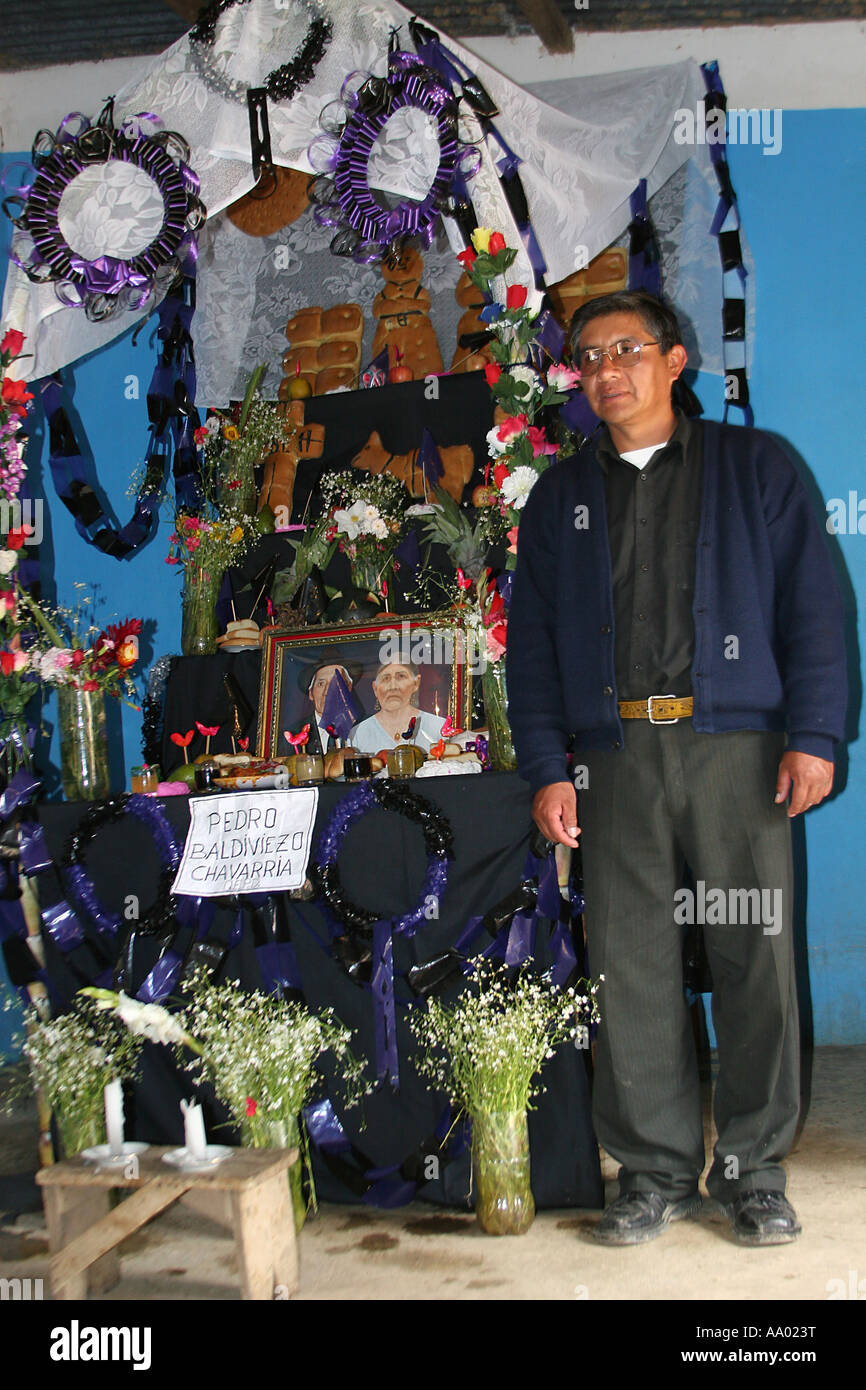Un hombre de pie en el santuario construido especialmente en honor de sus difuntos padres en Todos Santos Todos Santos en Llallagua, Potosí Foto de stock