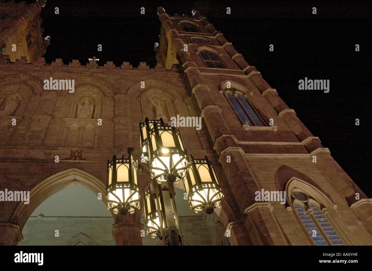 Mirando hacia la catedral de Notre Dame, en el casco antiguo de Montreal en la noche Foto de stock