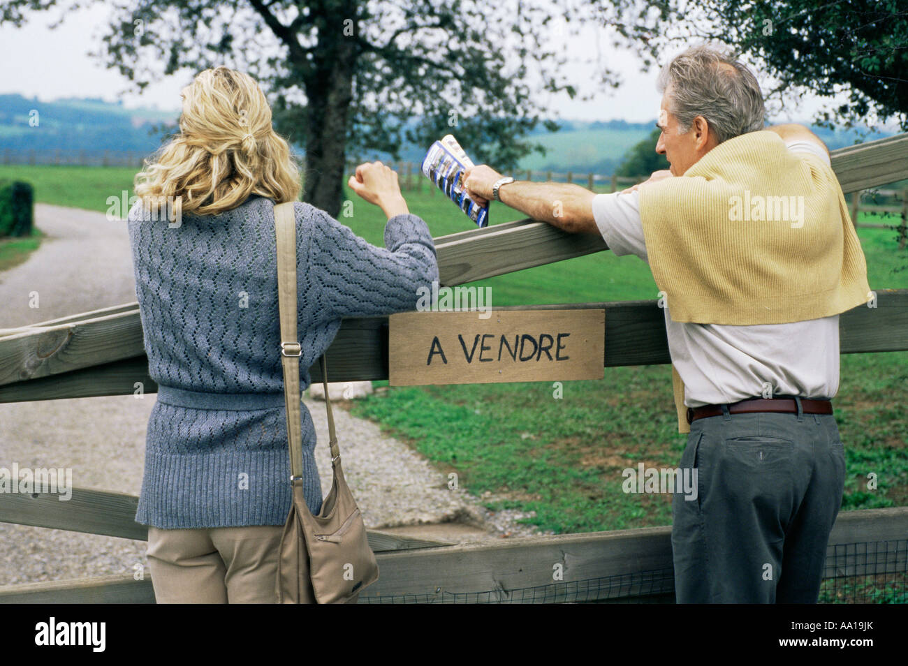 Pareja mirando propiedades en venta Foto de stock