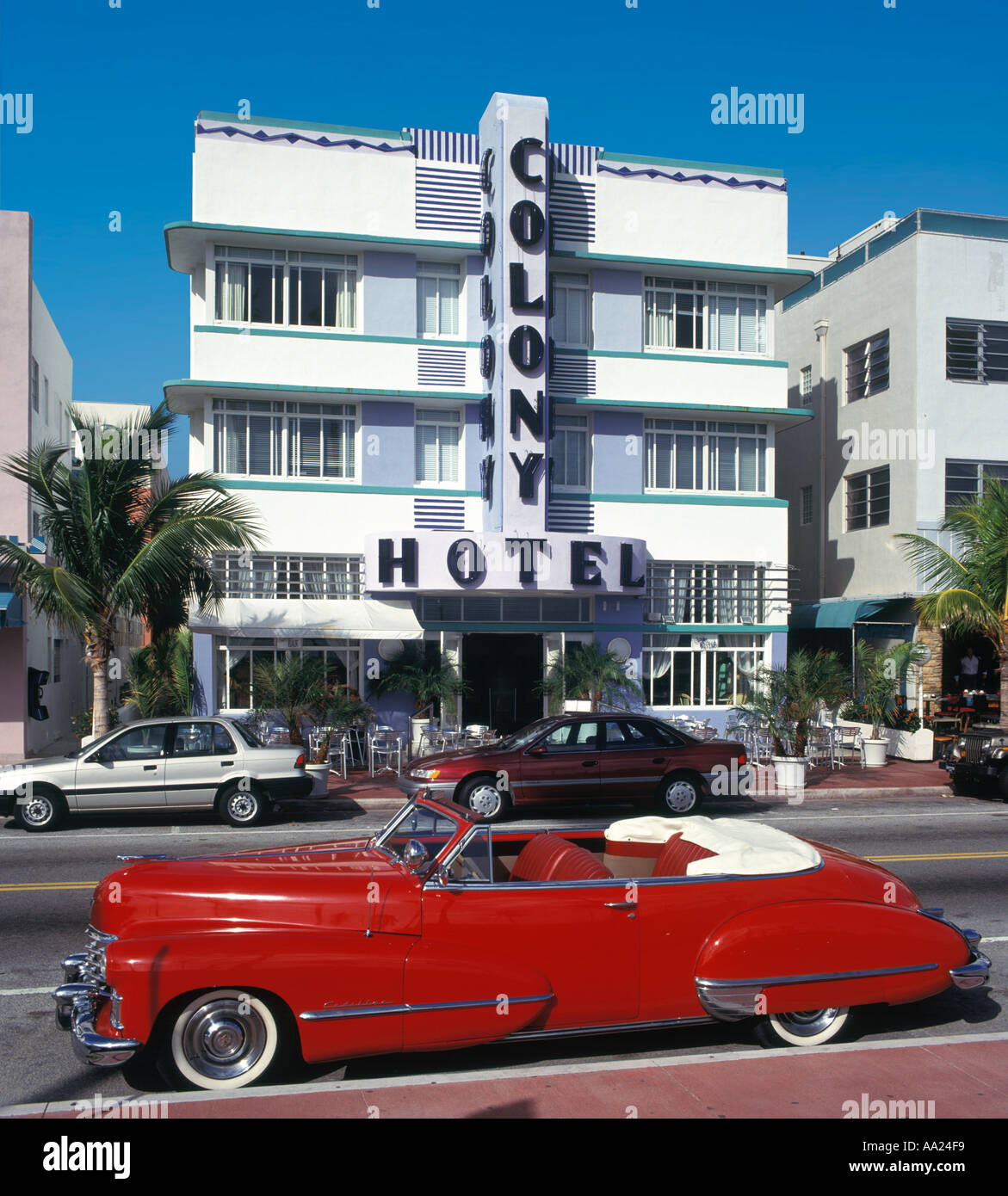 Vintage coche fuera del Art Deco Hotel Colony, Ocean Drive, South Beach, Miami Beach, FL, EE.UU. Foto de stock