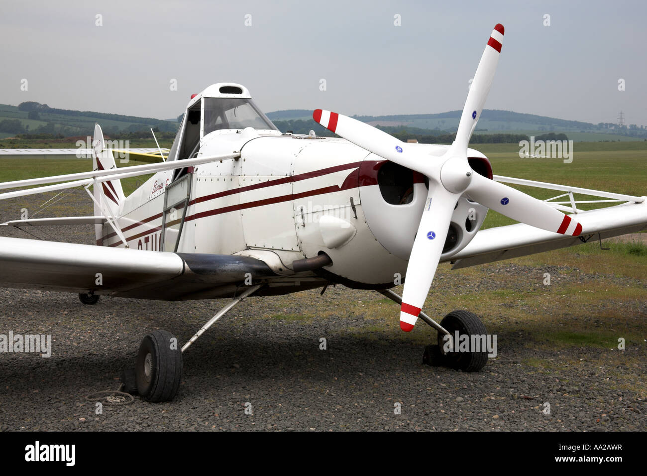 Piper PA25325 Pawnee GCTUG glider remolcador estacionado en las