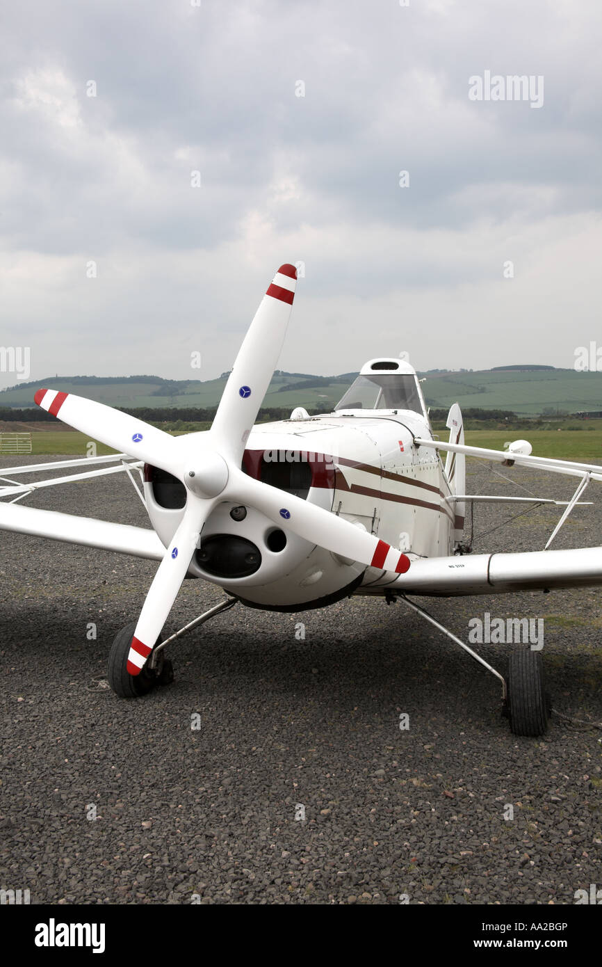 Piper PA25325 Pawnee GCTUG glider remolcador estacionado en las