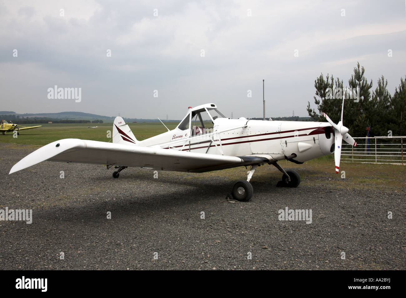 Piper PA25325 Pawnee GCTUG glider remolcador estacionado en las