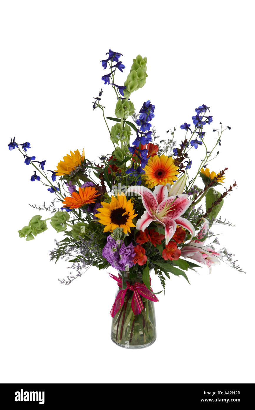 Bouquet de flores cortadas sobre fondo blanco. Foto de stock