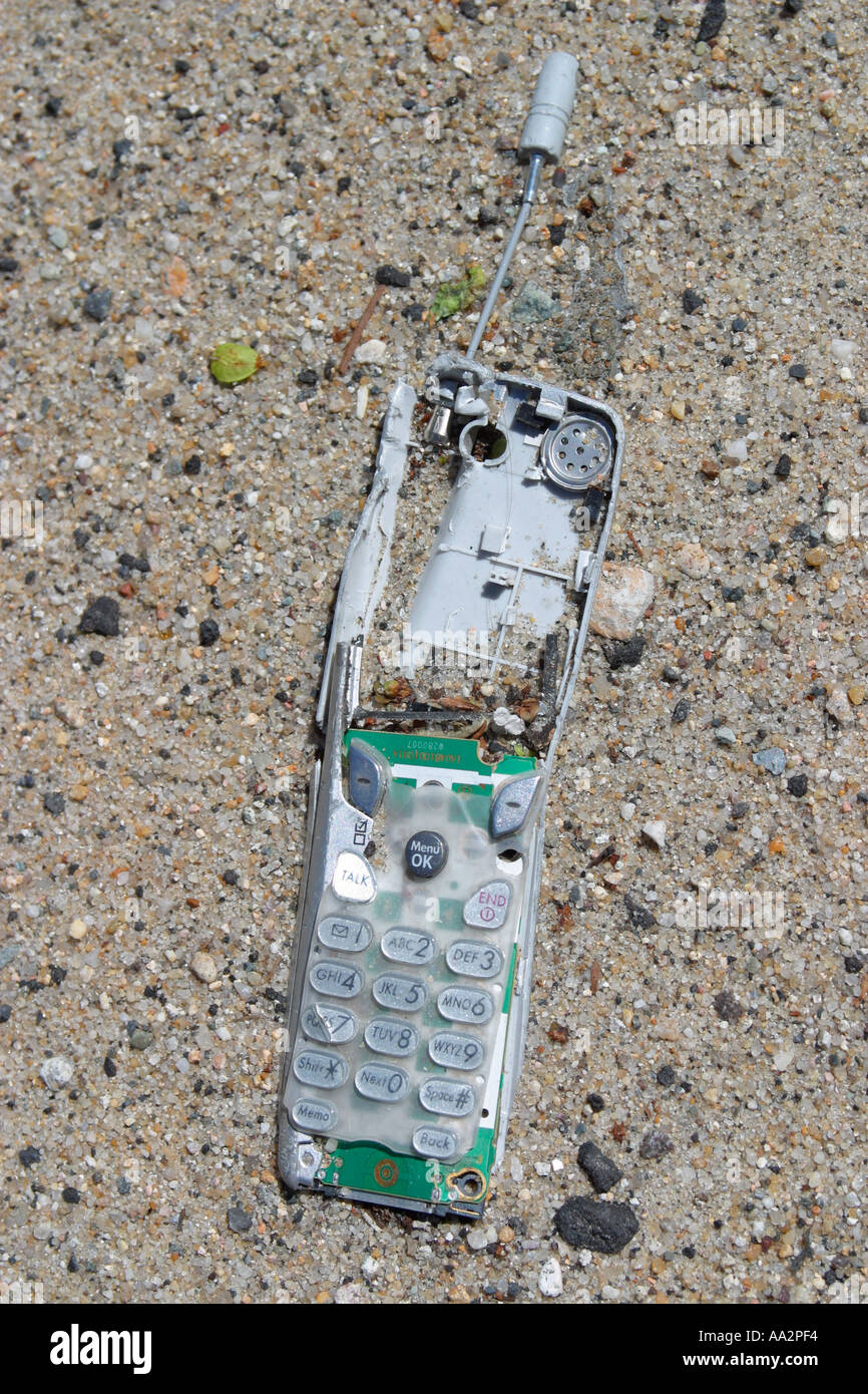 Destruido teléfono celular en un lado de la Calzada Fotografía de stock -  Alamy
