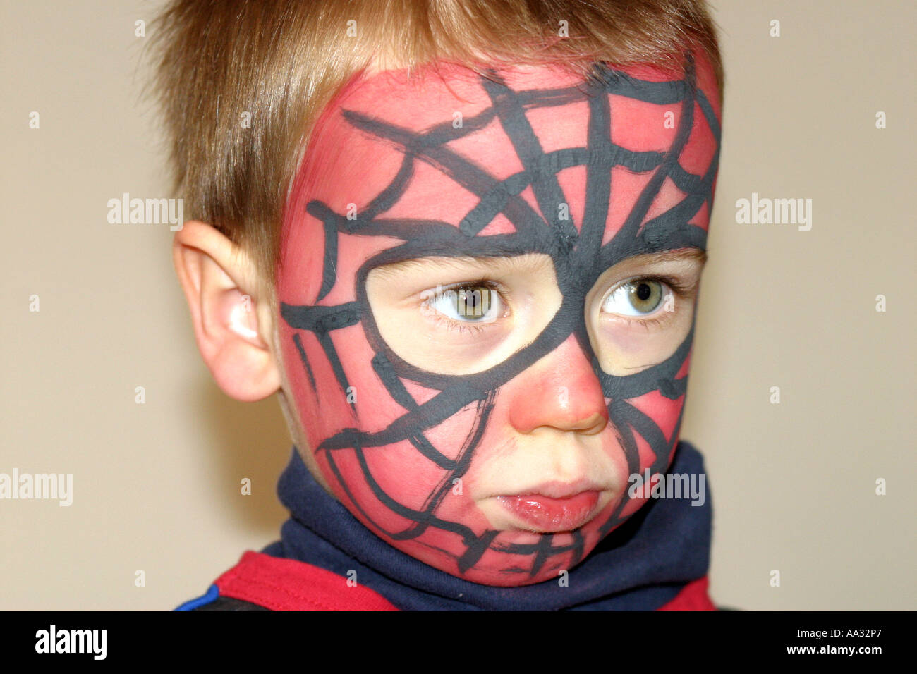 Close Up retrato de un joven niño con el rostro pintado como Spiderman  Fotografía de stock - Alamy