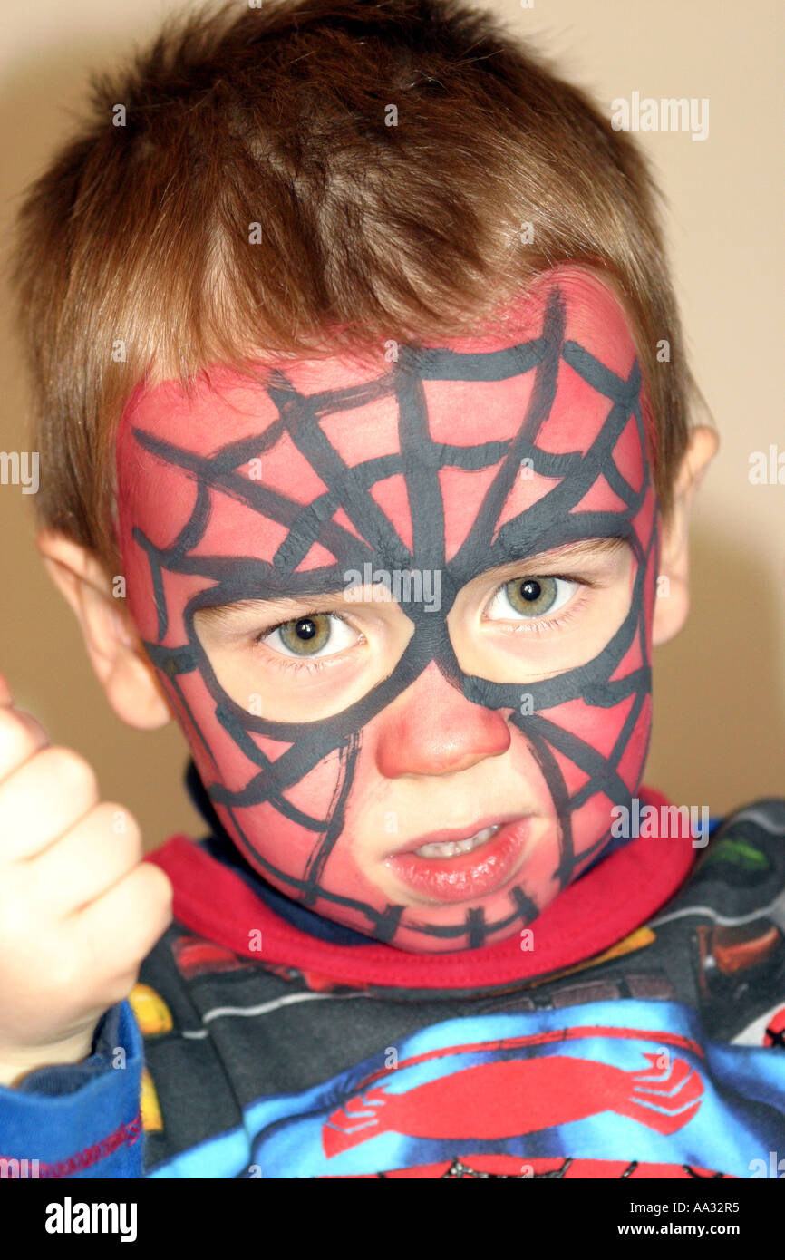 Spiderman face paint fotografías e imágenes de alta resolución - Alamy