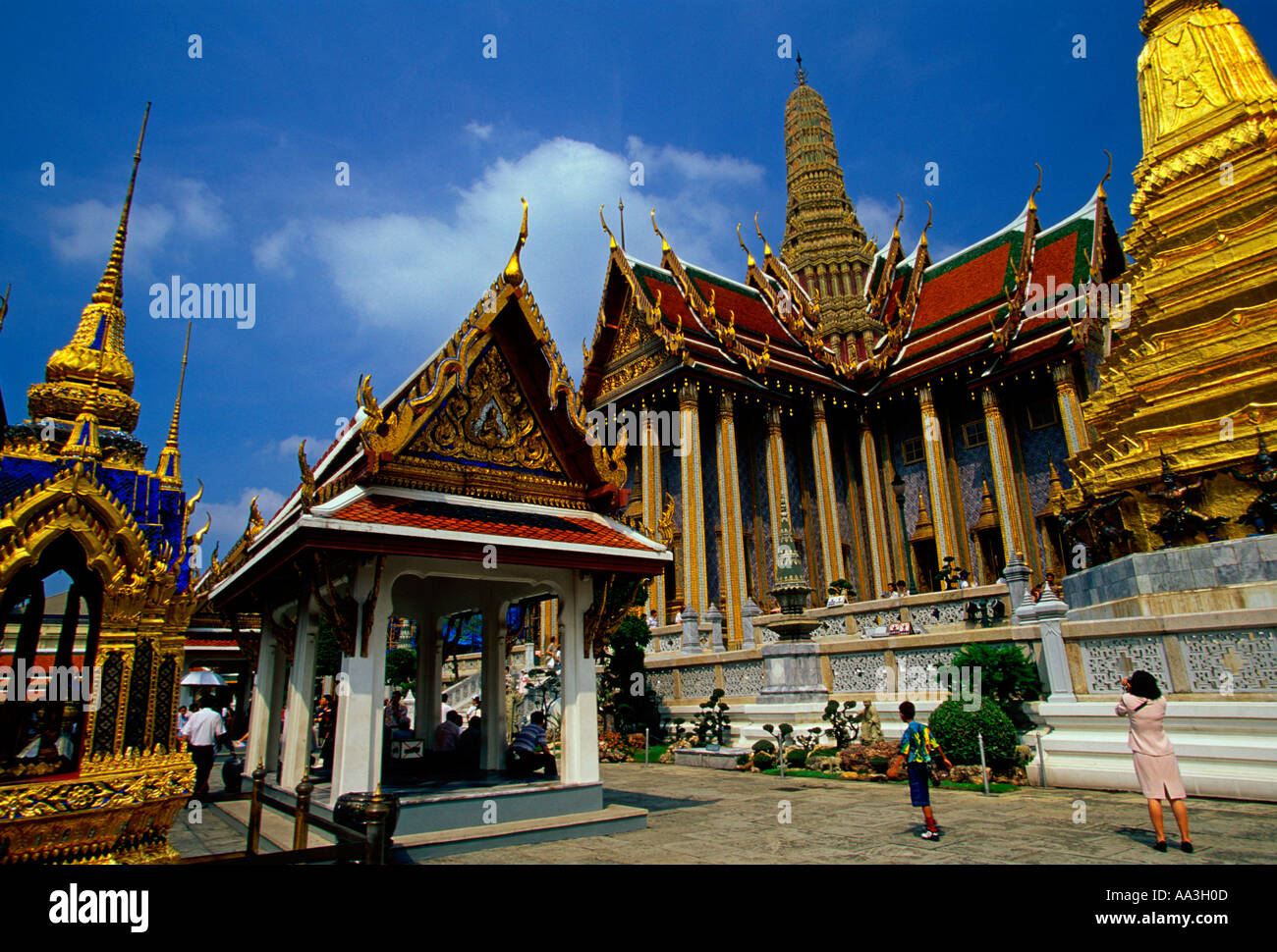 Phra Thep Bidon, centro derecho, chedi, en derecho, el Wat Phra Si Ratana Sasadaram, el Wat Phra Kaeo, Bangkok, Tailandia, el sudeste de Asia, Asia Foto de stock