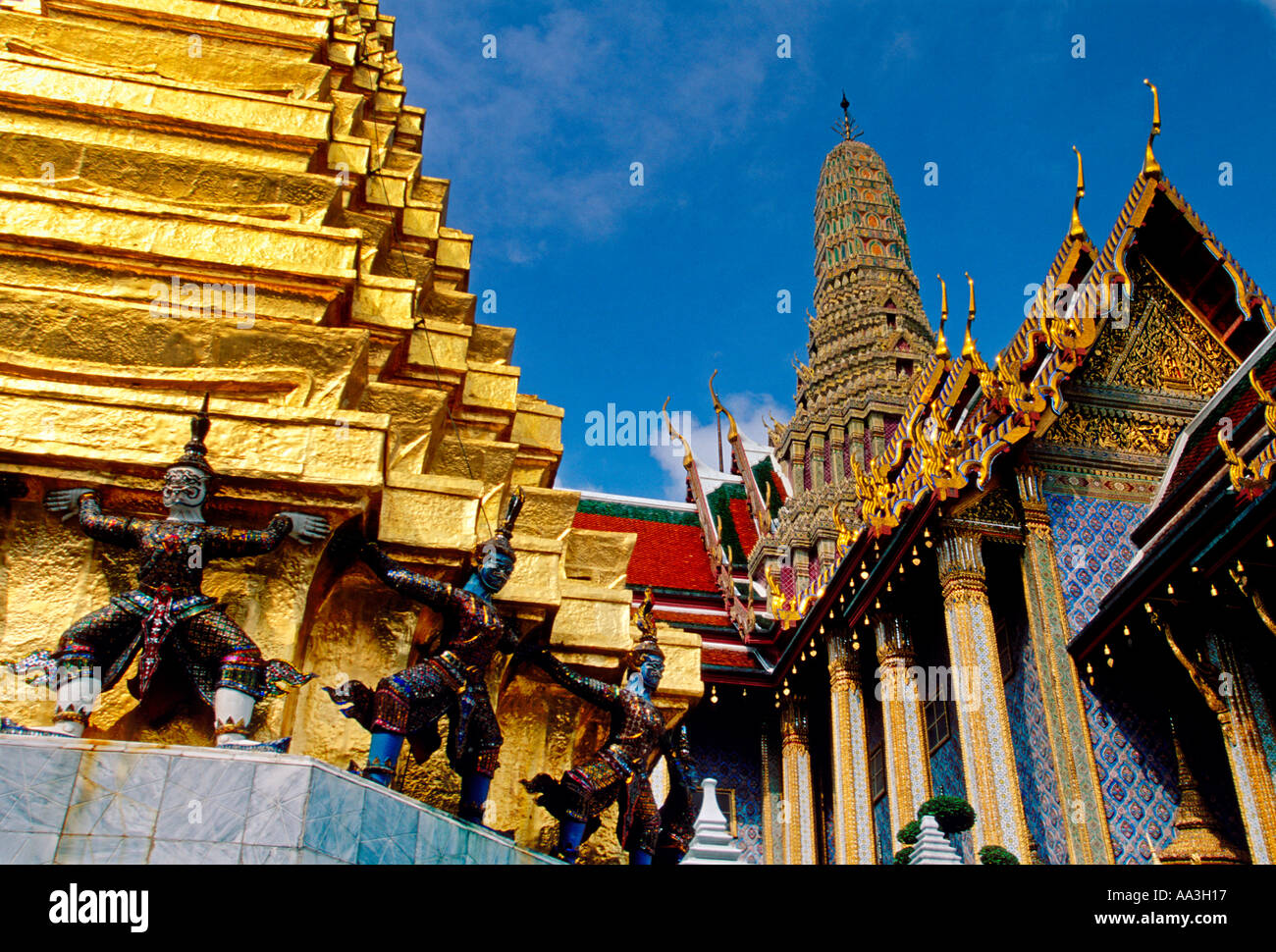 Phra Thep Bidon, Chedi, el Wat Phra Si Ratana Sasadaram, el Wat Phra Kaeo, Bangkok, Tailandia, Asia Foto de stock
