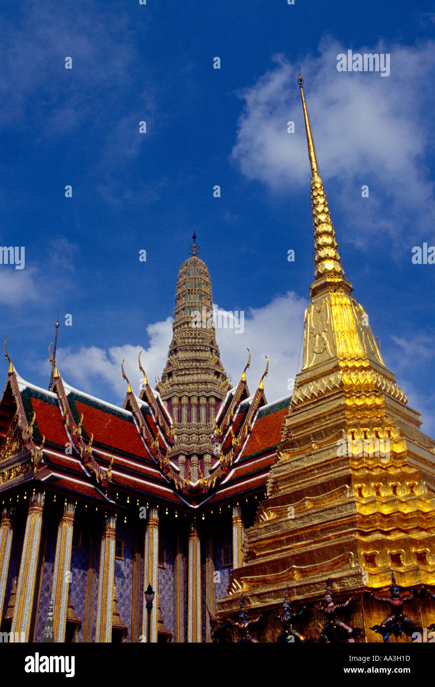 Phra Thep Bidon, Chedi, el Wat Phra Si Ratana Sasadaram, el Wat Phra Kaeo, Bangkok, Tailandia, Asia Foto de stock