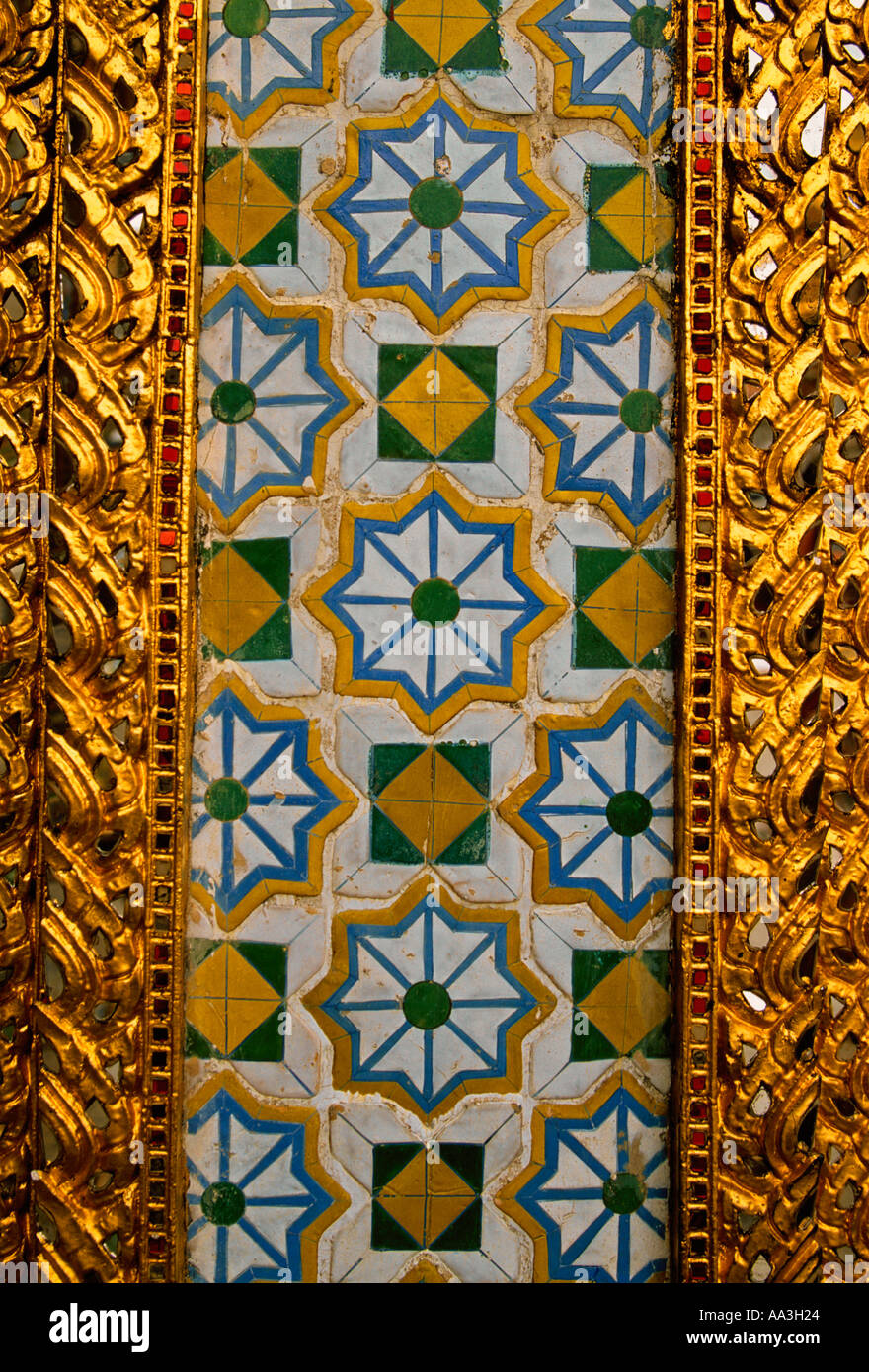 Mosaicos dorados, mosaicos, azulejos, Phra Thep Bidon, Wat Phra Si Ratana Sasadaram, el Wat Phra Kaeo, Bangkok, Bangkok, Tailandia Provincia, Sudeste de Asia, Asia Foto de stock
