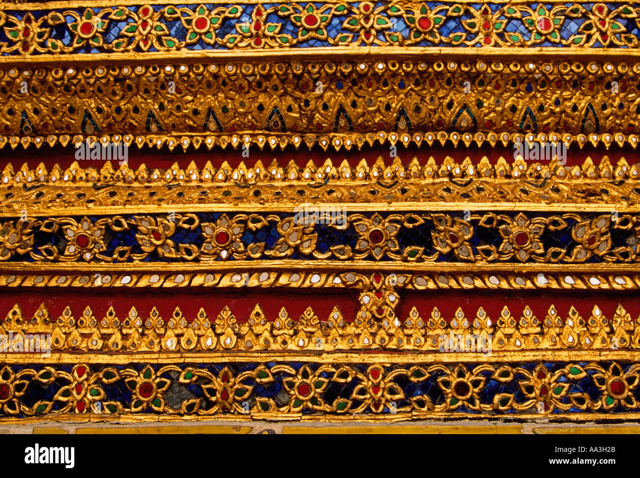 Mosaicos dorados, mosaicos, exterior, phra thep bidon, Wat Phra Si ratana sasadaram, el Wat Phra Kaeo, Bangkok, Tailandia, el sudeste de Asia, Asia Foto de stock