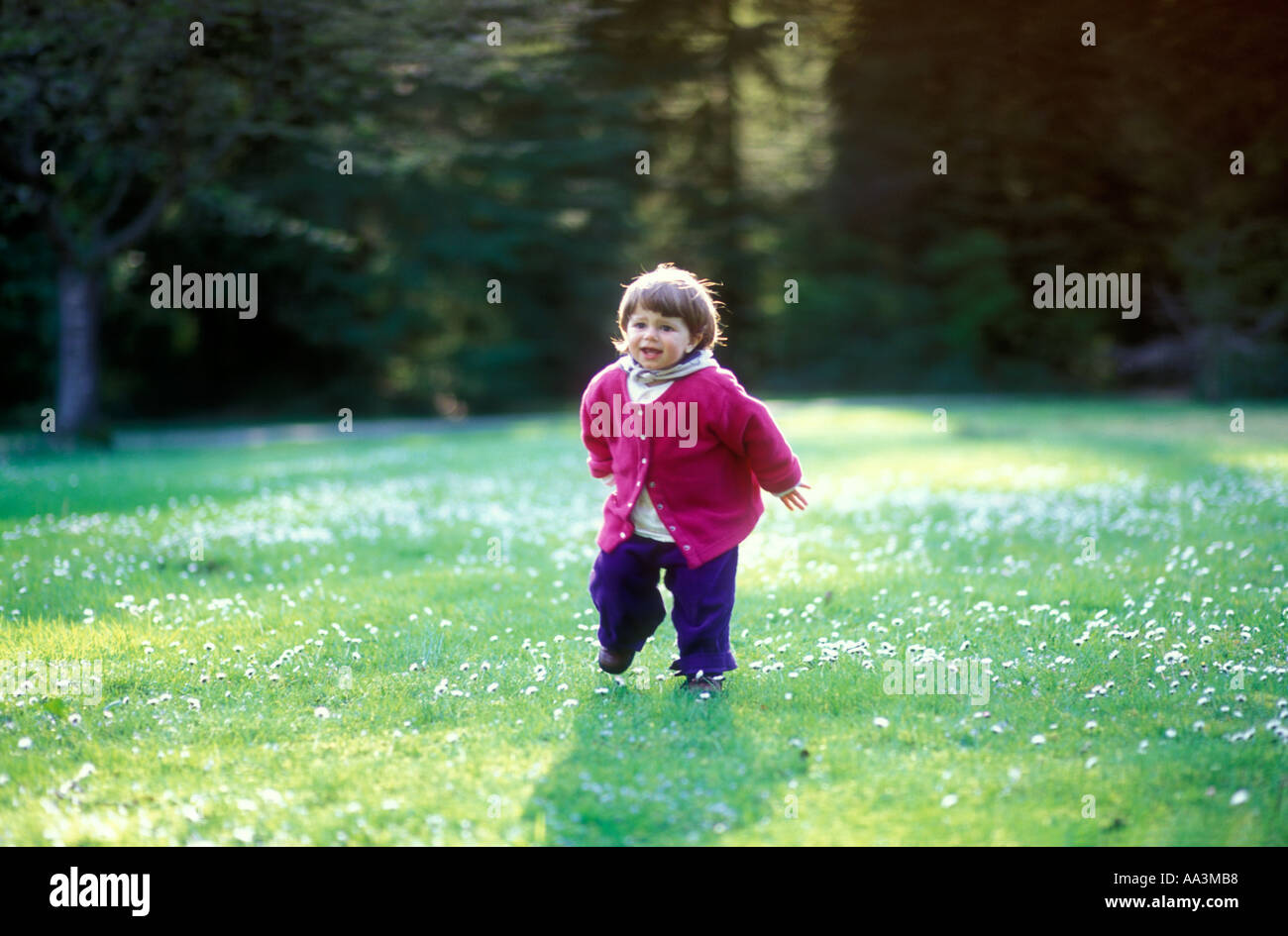 Scared Child Running Fotos e Imágenes de stock Alamy