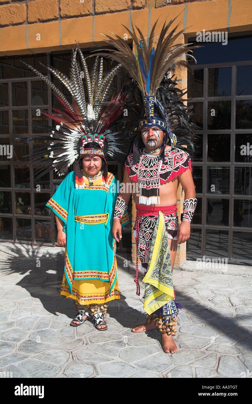El hombre y la mujer india posando en traje tradicional, Teotihuacan, Ciudad  de México, México Fotografía de stock - Alamy