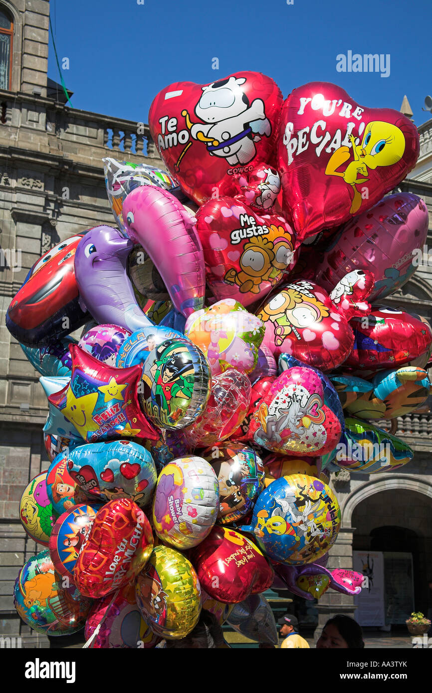 Globos de colores para los niños, para la venta en el Zocalo, Puebla,  México Fotografía de stock - Alamy