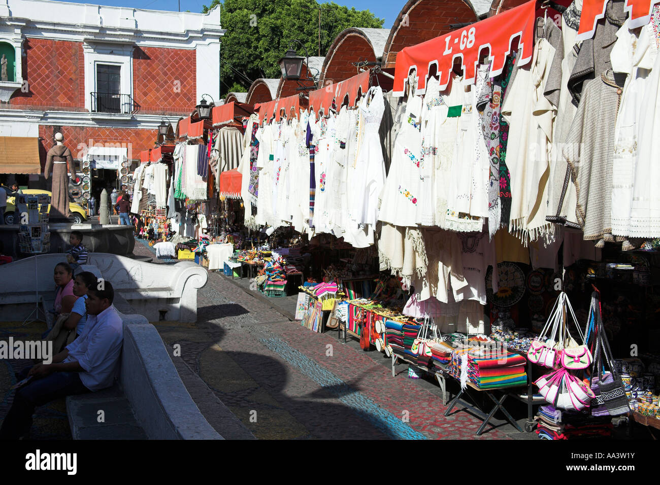 Ropa para la venta, el Mercado de Parian, el mercado el Parian, Avenida 2  Oriente y la calle 6 Norte, Puebla, México Fotografía de stock - Alamy