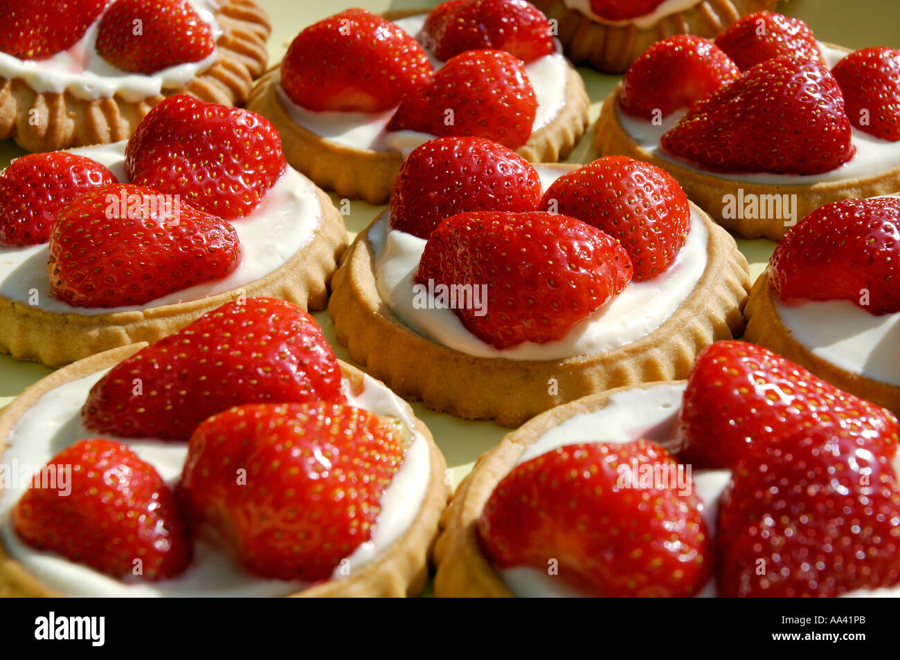 Poco tartaletas con fresas frescas Foto de stock