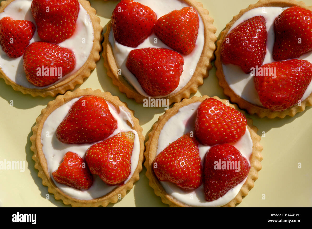 Poco tartaletas con fresas frescas Foto de stock