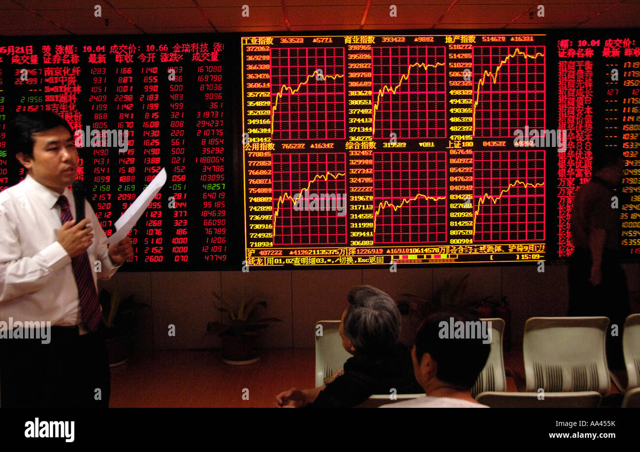 Un analista bursátil analiza a los inversores en el mercado al final de la jornada de intercambio en la bolsa de Beijing el 21 de mayo de 2007 Foto de stock