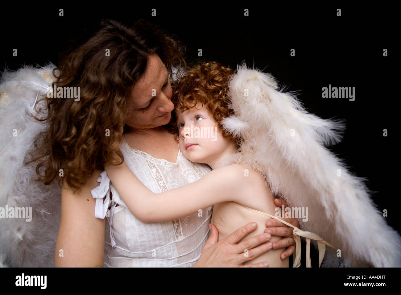 Madre e hijo con alas de ángel Fotografía de stock - Alamy