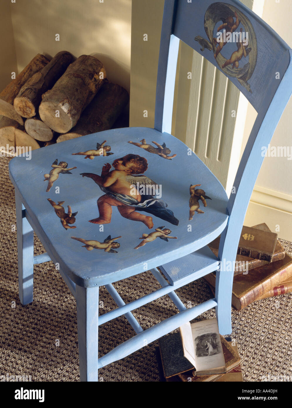 Blue silla de madera decoradas con decoupage angel motif Fotografía de  stock - Alamy