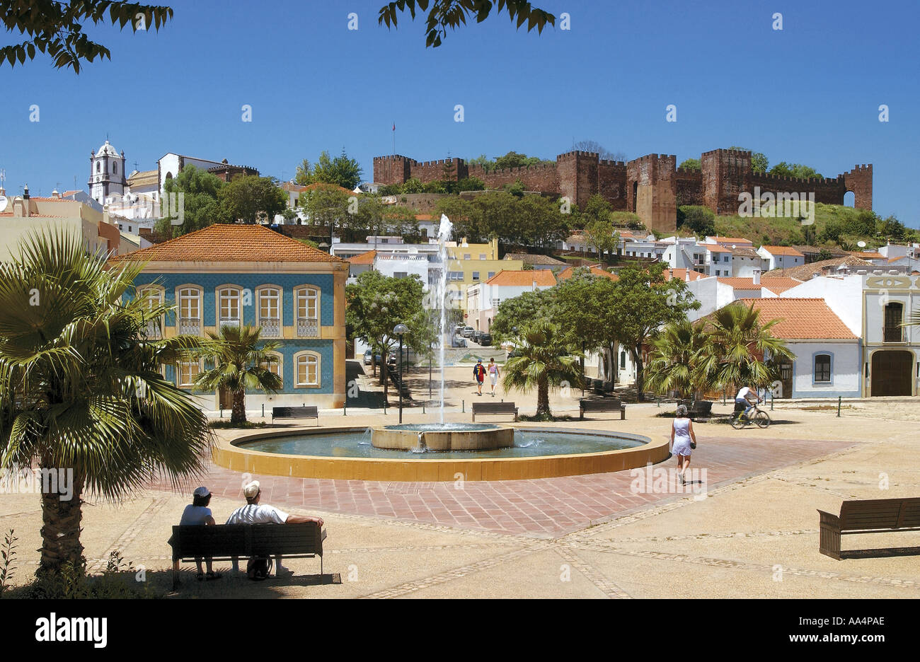 La fuente y el castillo de Silves, horario diurno, el Algarve Portugal. Foto de stock