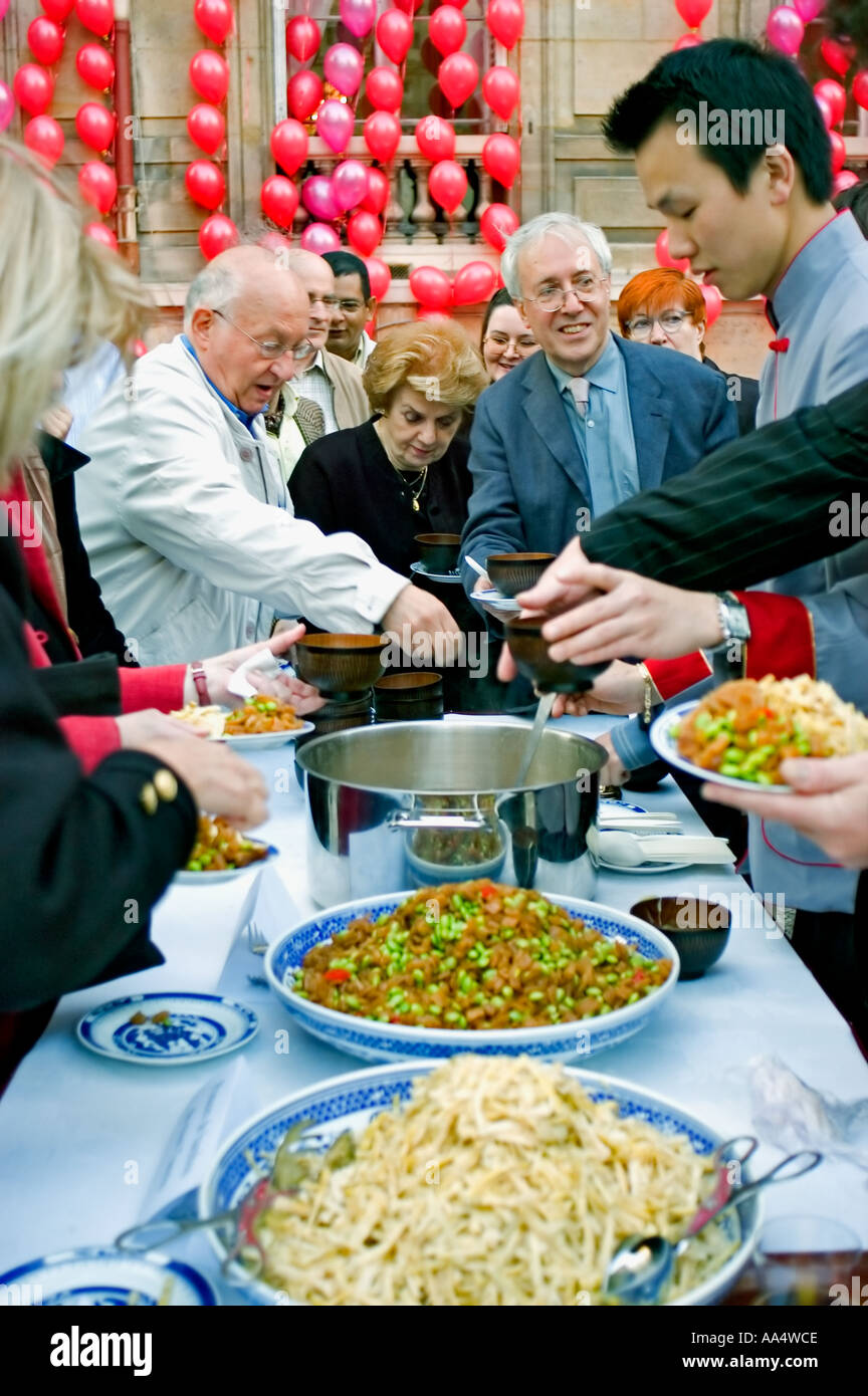París Francia, la gente que se sirve a sí mismos a la comida china buffet  en el 'Centro Cultural Chino' eventos de celebración de Año Nuevo, fiesta  étnica, chinos Fotografía de stock -